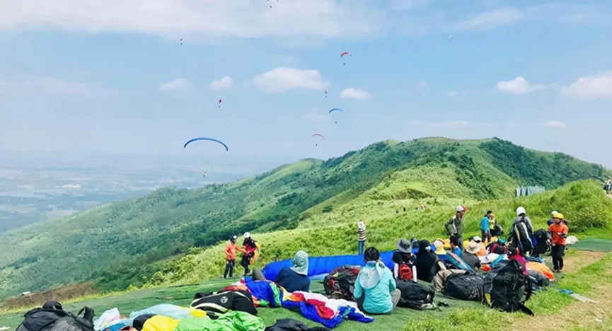 Paragliding on Bu Hill