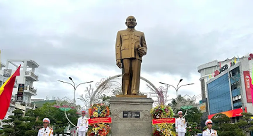 Monument of Ton Duc Thang