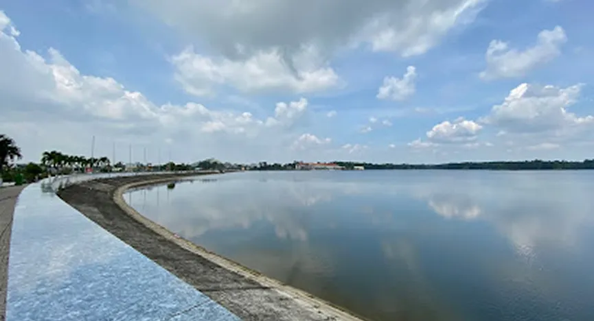 Ba To Lakefront Park